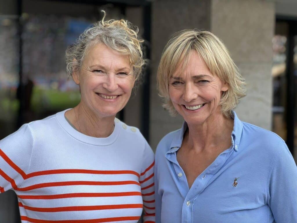 Heike Henkel und Heike Drechsler schauen lächelnd in die Kamera